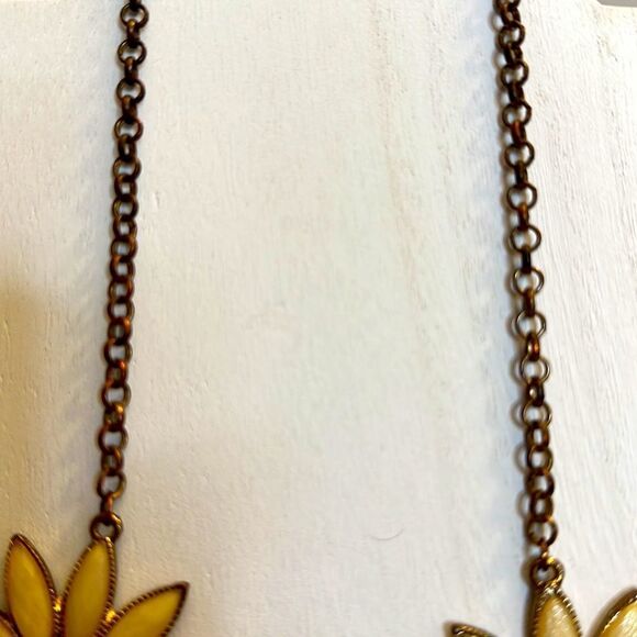 Vintage-Looking Daisy Necklace - Picture 5 of 5